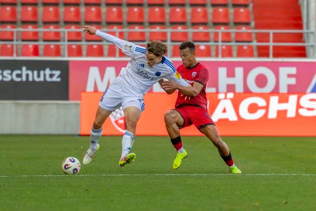 Ingolstadt, Deutschland 25. Oktober 2025: 3. Liga - 2025 2026 - FC Ingolstadt 04 vs. 1. FC Saarbrücken Im Bild: v. li. im Zweikampf Lasse Wilhelm (1.FC) und Marcel Costly (FCI) DFB regulations prohibit any use of photographs as image sequences and or quasi-video Audi Sportpark Bayern Copyright: xFotostandx xSchäferx