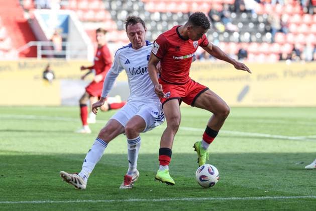 3. Liga; FC Ingolstadt 04 - 1. FC Saarbrücken; Zweikampf Kampf um den Ball Marcel Costly (22, FCI) Caliskaner Kaan (22 FCS) 3. Liga - FC Ingolstadt 04 Saison 2025 2026 1. FC Saarbrücken