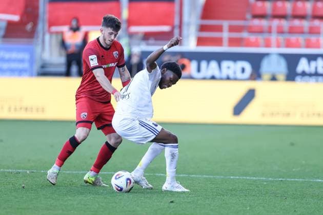 3. Liga; FC Ingolstadt 04 - 1. FC Saarbrücken; Zweikampf Kampf um den Ball Linus Rosenlöcher (19, FCI) Elongo-Yombo Rodney (17 FCS) 3. Liga - FC Ingolstadt 04 Saison 2025 2026 1. FC Saarbrücken