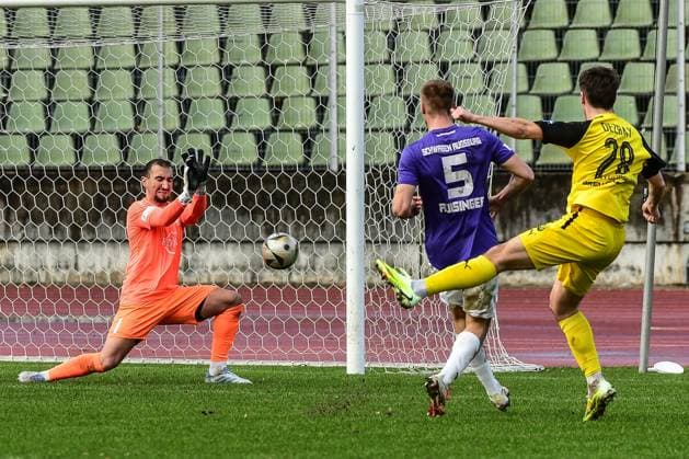 TSV Schwaben Augsburg gegen DJK Vilzing,25.10.2025 Gefahr vor dem Tor von Iason Drobny (TSV Schwaben Augsburg, 1) durch Erol Oezbay (DJK Vilzing 28) , Augsburg, 25.10..2025 - 15. Spieltag der Regionalliga Bayern, TSV Schwaben Augsburg gegen DJK Vilzing, Augsburg Rosenaustadion Copyright: xBEAUTIFULxSPORTS Märklx