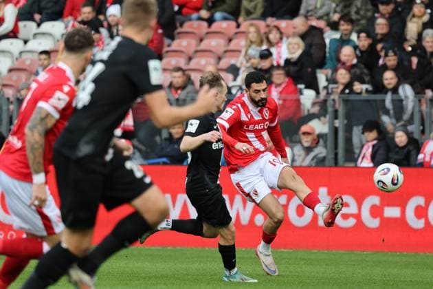 10 Tolcay Cigerci (Energie Cottbus, r.) Fussball 3. Liga 2025 2026 FC Energie Cottbus - TSV Havelse