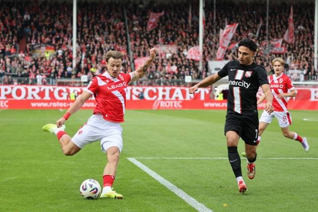 3 Henry Rorig (Energie Cottbus, l.), 7 Emre Aytun (Havelse) Fussball 3. Liga 2025 2026 FC Energie Cottbus - TSV Havelse