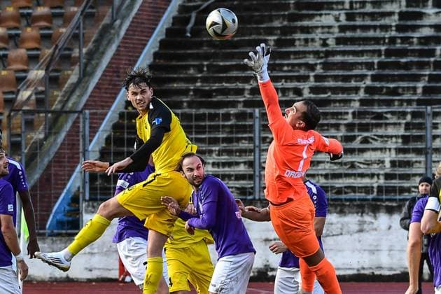 TSV Schwaben Augsburg gegen DJK Vilzing,25.10.2025 Iason Drobny (TSV Schwaben Augsburg, 1) kommt nicht sicher an den Ball. Glueck fuer Schwaben , Augsburg, 25.10..2025 - 15. Spieltag der Regionalliga Bayern, TSV Schwaben Augsburg gegen DJK Vilzing, Augsburg Rosenaustadion Copyright: xBEAUTIFULxSPORTS Märklx