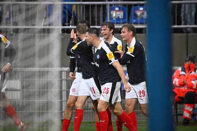 25.10.2025, Fußball, Herren, 2.BL (2. Bundesliga), Saison 2025 2026, Holstein Kiel - VfL Bochum, 10. Spieltag Torjubel Holstein Kiel - 1:1 durch Louis Köster Kiel, Holstein-Stadion Holstein-Stadion Schleswig-Holstein Deutschland