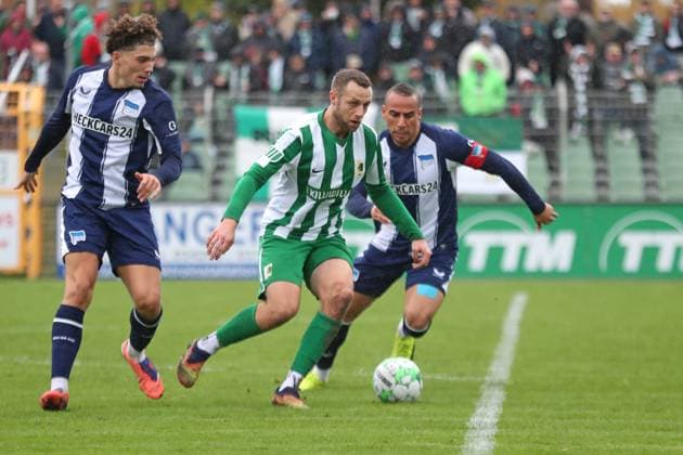 Fußball Regionalliga Nordost: BSG Chemie Leipzig - Hertha BSC U23; 25.10.2025 Tim Kießling (31, Chemie Leipzig) zwischen Selim Telib (47, Hertha BSC II) und Änis Ben-Hatira (10, Hertha BSC II). Fußball, Regionalliga Nordost, Saison 2025 2026, 13. Spieltag: BSG Chemie Leipzig vs. Hertha BSC II am 25.10.2025 im Alfred-Kunze-Sportpark, Leipzig Leutzsch. Copyright: xBEAUTIFULxSPORTS JanxKaeferx