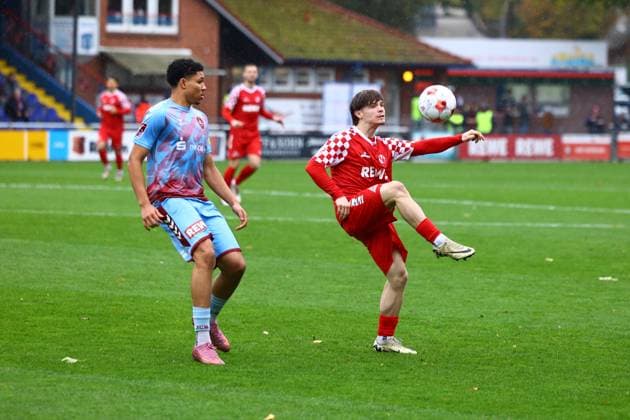 Fußball I Herren I Saison 2025 2026 I Regionalliga Nord I 16.Spieltag I Eintracht Norderstedt - SC Weiche Flensburg 08 I 25.10.2025 Uchechi Duru (22, SC Weiche Flensburg 08) Leo Bera (22, FC Eintracht Norderstedt) Norderstedt Edmund Plambeck Stadion Schleswig-Holstein Deutschland Copyright: xLobeca RalfxHomburgx
