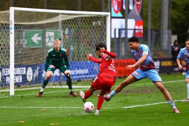Fußball I Herren I Saison 2025 2026 I Regionalliga Nord I 16.Spieltag I Eintracht Norderstedt - SC Weiche Flensburg 08 I 25.10.2025 Nils Bock (12, SC Weiche Flensburg 08) Lucas Camacho de Valdoleiros (17, FC Eintracht Norderstedt) Uchechi Duru (22, SC Weiche Flensburg 08) Norderstedt Edmund Plambeck Stadion Schleswig-Holstein Deutschland Copyright: xLobeca RalfxHomburgx