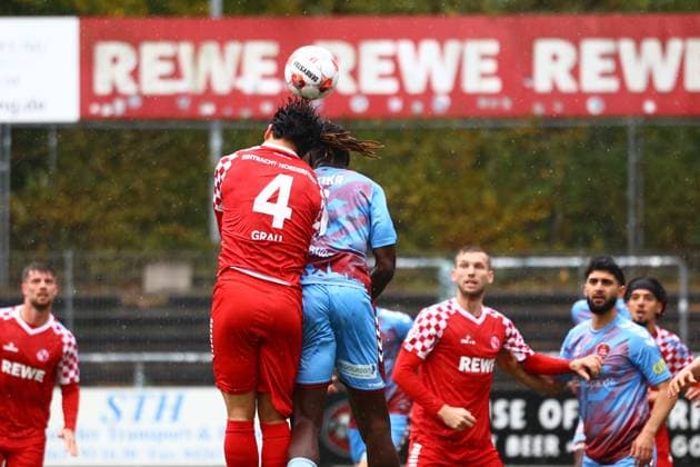Fußball I Herren I Saison 2025 2026 I Regionalliga Nord I 16.Spieltag I Eintracht Norderstedt - SC Weiche Flensburg 08 I 25.10.2025 Fabian Grau (4, FC Eintracht Norderstedt) Kevin Bondombe (5, SC Weiche Flensburg 08) Norderstedt Edmund Plambeck Stadion Schleswig-Holstein Deutschland Copyright: xLobeca RalfxHomburgx