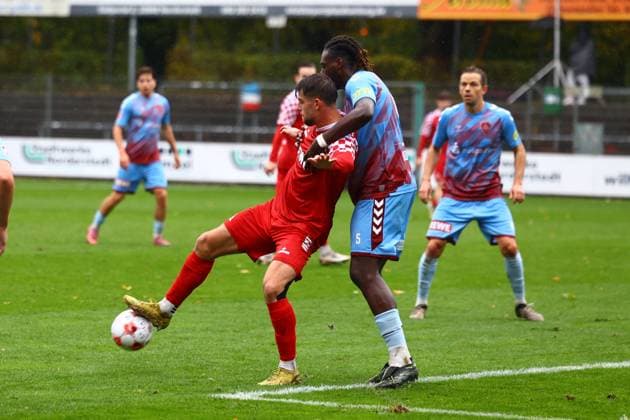 Fußball I Herren I Saison 2025 2026 I Regionalliga Nord I 16.Spieltag I Eintracht Norderstedt - SC Weiche Flensburg 08 I 25.10.2025 Manuel Brendel (19, FC Eintracht Norderstedt) Kevin Bondombe (5, SC Weiche Flensburg 08) Norderstedt Edmund Plambeck Stadion Schleswig-Holstein Deutschland Copyright: xLobeca RalfxHomburgx