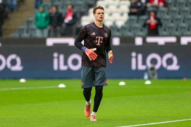 Mönchengladbach, Deutschland, 25.10.25: Jonas Kurt Urbig (FC Bayern München) schaut waehrend des Spiels der Bundesliga zwischen Borussia Mönchengladbach vs FC Bayern München im Stadion im Borussia Park Mönchengladbach Stadion im Borussia Park North Rhine-Westphalia Germany Copyright: xBrauer-Fotoagenturx xAdrianxSchlx