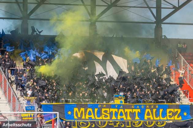 Ingolstadt, Deutschland 25. Oktober 2025: 3. Liga - 2025 2026 - FC Ingolstadt 04 vs. 1. FC Saarbrücken Im Bild: Die Fans von Saarbrücken zünden Pyrotechnik im Gästeblock DFB regulations prohibit any use of photographs as image sequences and or quasi-video Audi Sportpark Bayern Copyright: xFotostandx xSchäferx