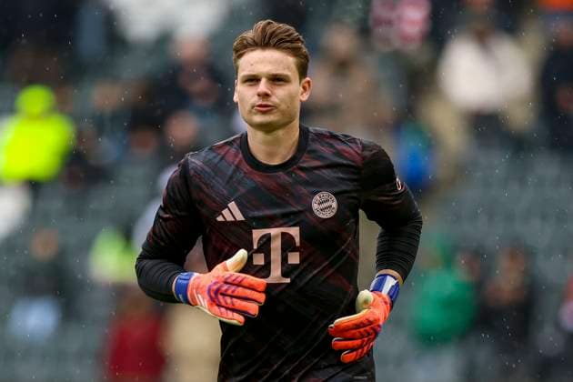 Mönchengladbach, Deutschland, 25.10.25: Jonas Kurt Urbig (FC Bayern München) schaut waehrend des Spiels der Bundesliga zwischen Borussia Mönchengladbach vs FC Bayern München im Stadion im Borussia Park Mönchengladbach Stadion im Borussia Park North Rhine-Westphalia Germany Copyright: xBrauer-Fotoagenturx xAdrianxSchlx