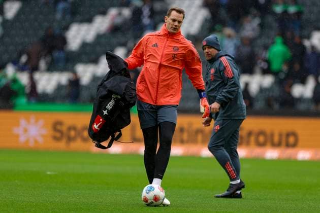 Mönchengladbach, Deutschland, 25.10.25: Manuel Neuer (FC Bayern München) in Aktion am Ball, Einzelaktion waehrend des Spiels der Bundesliga zwischen Borussia Mönchengladbach vs FC Bayern München im Stadion im Borussia Park Mönchengladbach Stadion im Borussia Park North Rhine-Westphalia Germany Copyright: xBrauer-Fotoagenturx xAdrianxSchlx