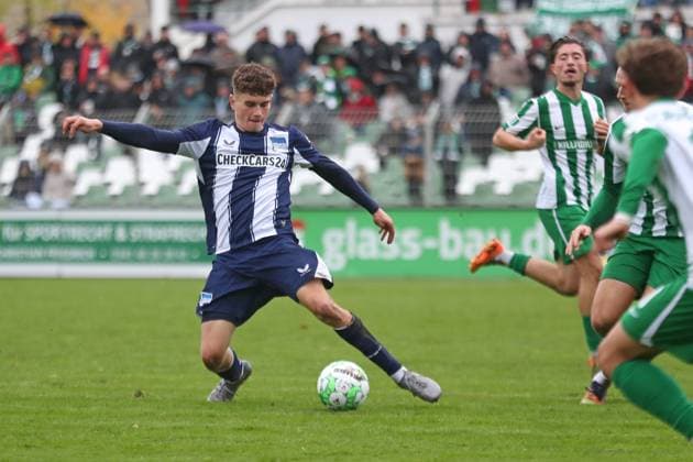 Fußball Regionalliga Nordost: BSG Chemie Leipzig - Hertha BSC U23; 25.10.2025 Janne Berner (3, Hertha BSC II). Fußball, Regionalliga Nordost, Saison 2025 2026, 13. Spieltag: BSG Chemie Leipzig vs. Hertha BSC II am 25.10.2025 im Alfred-Kunze-Sportpark, Leipzig Leutzsch. Copyright: xBEAUTIFULxSPORTS JanxKaeferx