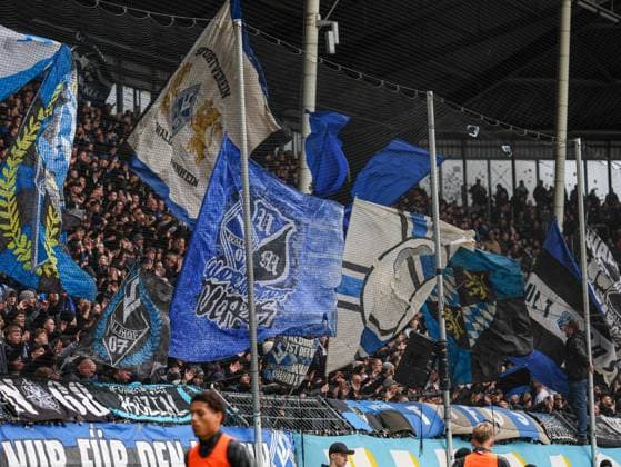 Die Fans des SV Waldhof Mannheim beim SV Waldhof Mannheim - 1860 München am 25.10.25 in Carl Benz Stadion, Mannheim xamx Foto: Alfio Marino