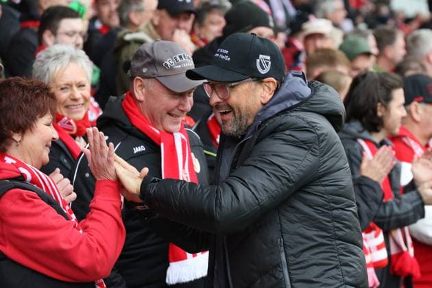 Trainer Claus-Dieter Wollitz (Energie Cottbus) begrüßt die Fans Fussball 3. Liga 2025 2026 FC Energie Cottbus - TSV Havelse
