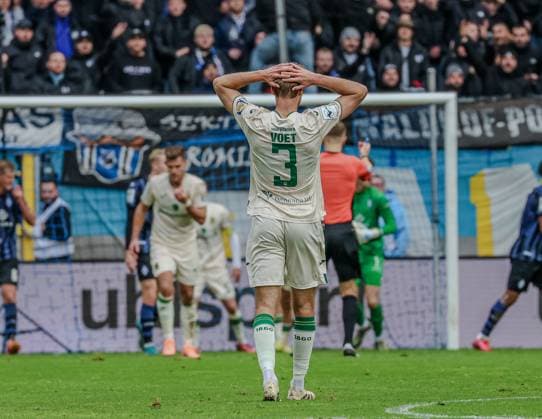 Deutschland: 3. Liga 2025 26 - SV Waldhof Mannheim vs TSV 1860 München - Carl-Benz-Stadion (Mannheim): Siemen Voet, (TSV 1860 München, 3) Mannheim Carl-Benz-Stadion Baden-Württemberg Deutschland Copyright: xBenedictxChristx