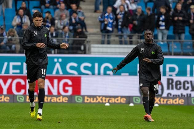 Deutschland, Fussball, 1. Bundesliga, 8. Spieltag 2025 2026, HSV - VfL Wolfsburg am 25.10. in Hamburg (Volksparkstadion): Sael Kumbedi (VfL Wolfsburg 26) und Jenson Seelt (VfL Wolfsburg 14) wärmen sich auf. Copyright: xSvenxHeidmannx