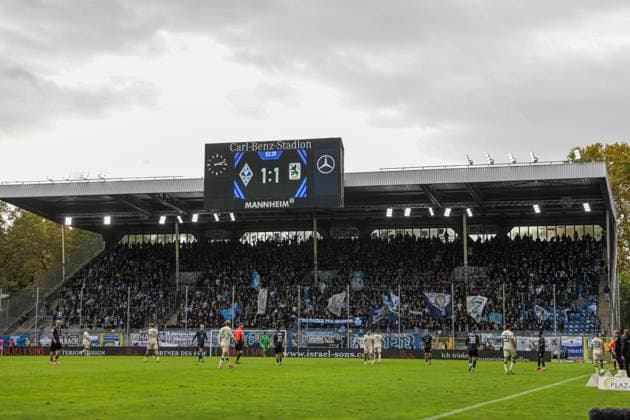 Die Fans des TSV 1860 München beim SV Waldhof Mannheim - 1860 München am 25.10.25 in Carl Benz Stadion, Mannheim xamx Foto: Alfio Marino