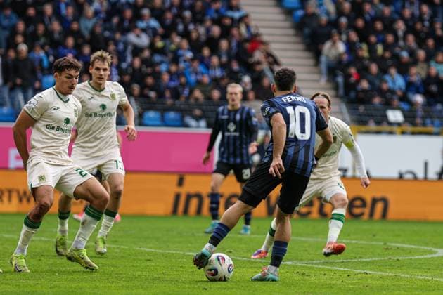 Arianit Ferati (SV Waldhof Mannheim, 10) am Ball beim SV Waldhof Mannheim - 1860 München am 25.10.25 in Carl Benz Stadion, Mannheim xamx Foto: Alfio Marino