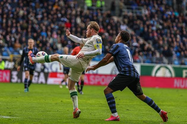 Samuel Abifade (SV Waldhof Mannheim, 17) im Zweikampf gegen Thore Jacobsen (5, TSV) beim SV Waldhof Mannheim - 1860 München am 25.10.25 in Carl Benz Stadion, Mannheim xamx Foto: Alfio Marino