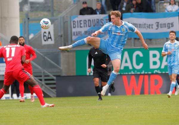 CFC vs FC Hertha 03 Zehlendorf 25.10.2025, Chemnitz, eins Stadion- An der Gellertstrasse, Fussball, Regionalliga Nordost, Saison 2025 2026, 13. Spieltag, CFC, CFC vs FC Hertha 03 Zehlendorf Johannes Pistol am Ball Chemnitz Sachsen BRD
