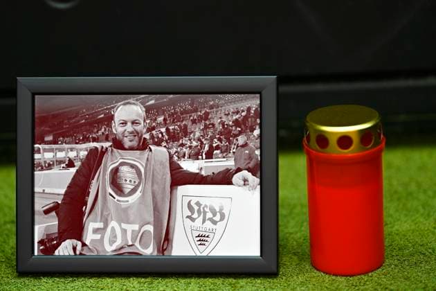 Gedenken zum Tod des Sportfotografen Ralf Poller AVANTI am 14.10.2025, Foto, Trauerkerze TSG 1899 Hoffenheim vs 1. FC Heidenheim 1846 FCH 25.10.2025 DFL REGULATIONS PROHIBIT ANY USE OF PHOTOGRAPHS AS IMAGE SEQUENCES AND OR QUASI-VIDEO TSG 1899 Hoffenheim vs 1. FC Heidenheim 1846 FCH