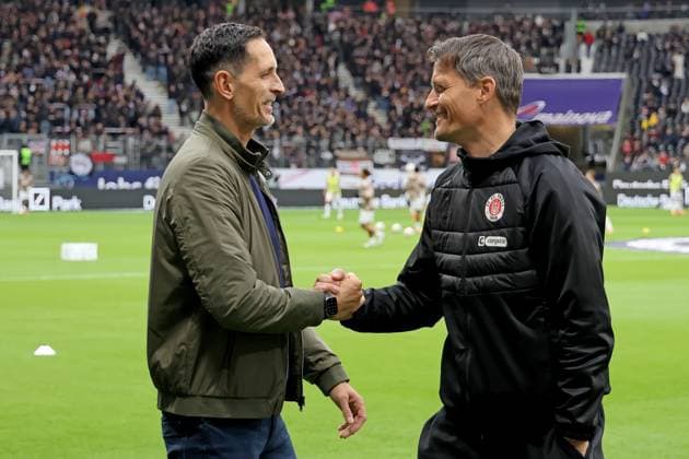 Frankfurt, Deutschland 25. Oktober 2025: 1. BL - 2025 2026 - Eintracht Frankfurt vs. FC St. Pauli Im Bild: v.li. Herzliche Begrüßung zwischen Trainer Dino Toppmöller Toppmoeller (Frankfurt) und Trainer Alexander Blessin (St. Pauli). DFL regulations prohibit any use of photographs as image sequences and or quasi-video Deutsche Bank Park Hessen Copyright: xFotostandx xRacochax