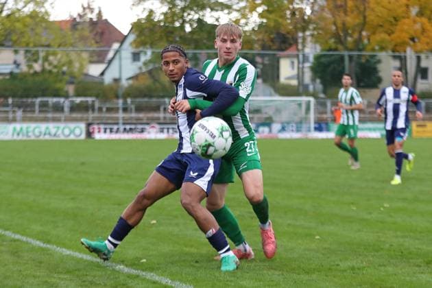 Fußball Regionalliga Nordost: BSG Chemie Leipzig - Hertha BSC U23; 25.10.2025 Anthony Traore (19, Hertha BSC II) gegen Rajk Lisinski (27, Chemie Leipzig). Fußball, Regionalliga Nordost, Saison 2025 2026, 13. Spieltag: BSG Chemie Leipzig vs. Hertha BSC II am 25.10.2025 im Alfred-Kunze-Sportpark, Leipzig Leutzsch. Copyright: xBEAUTIFULxSPORTS JanxKaeferx