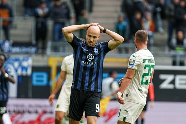 Felix Lohkemper (SV Waldhof Mannheim, 9) wartete im Zentrum geduldig auf den Pass beim SV Waldhof Mannheim - 1860 München am 25.10.25 in Carl Benz Stadion, Mannheim xamx Foto: Alfio Marino