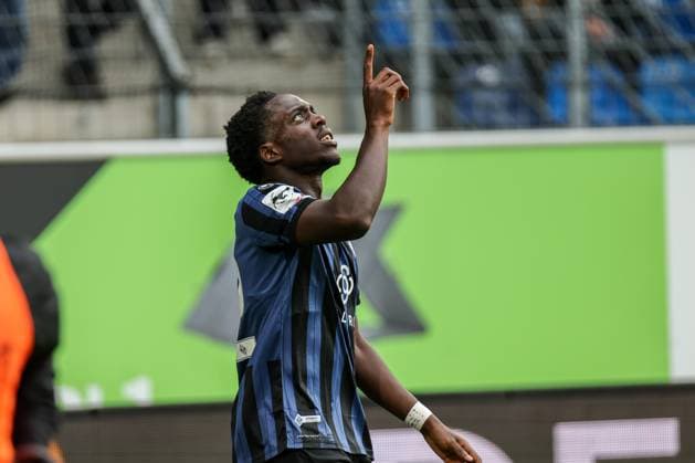 Kennedy Okpala (SV Waldhof Mannheim, 32) mit dem Blick zum Himmel nach dem Tor zum 2-1 beim SV Waldhof Mannheim - 1860 München am 25.10.25 in Carl Benz Stadion, Mannheim xamx Foto: Alfio Marino beim SV Waldhof Mannheim - 1860 München am 25.10.25 in Carl Benz Stadion, Mannheim xamx Foto: Alfio Marino