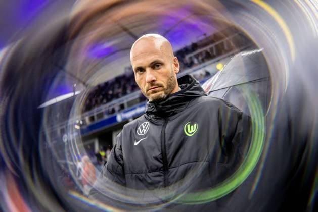 Hamburg, 25. Oktober 2025 - Fußball, 1. Bundesliga 2025 26, Hamburger SV - VfL Wolfsburg: Paul Simonis (VfL Wolfsburg, Trainer) DFL REGULATIONS PROHIBIT ANY USE OF PHOTOGRAPHS AS IMAGE SEQUENCES AND OR QUASI-VIDEO.