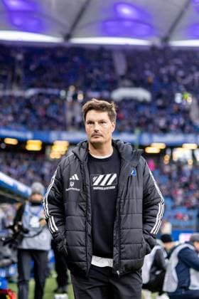 Hamburg, 25. Oktober 2025 - Fußball, 1. Bundesliga 2025 26, Hamburger SV - VfL Wolfsburg: Merlin Polzin (Hamburger SV, Trainer) DFL REGULATIONS PROHIBIT ANY USE OF PHOTOGRAPHS AS IMAGE SEQUENCES AND OR QUASI-VIDEO.