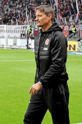 Frankfurt, Deutschland 25. Oktober 2025: 1. BL - 2025 2026 - Eintracht Frankfurt vs. FC St. Pauli Im Bild: Trainer Alexander Blessin (St. Pauli) am Spielfelrand kurz vor Spielbeginn. DFL regulations prohibit any use of photographs as image sequences and or quasi-video Deutsche Bank Park Hessen Copyright: xFotostandx xRacochax