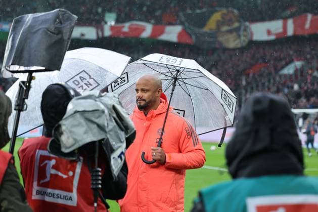 GER, 1.FBL. Borussia Moenchengladbach vs FC Bayern Muenchen 25.10.2025, Borussia Park, Moenchengladbach, GER, 1.FBL. Borussia Moenchengladbach vs FC Bayern Muenchen , im Bild: Vincent Kompany Trainer Bayern im Interview