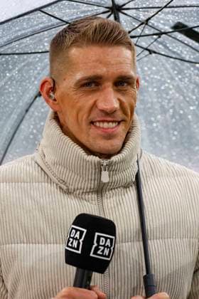 Mönchengladbach, Deutschland, 25.10.25: Experte Nils Petersen lächelt, lacht und schaut waehrend des Spiels der Bundesliga zwischen Borussia Mönchengladbach vs FC Bayern München im Stadion im Borussia Park Mönchengladbach Stadion im Borussia Park North Rhine-Westphalia Germany Copyright: xBrauer-Fotoagenturx xAdrianxSchlx