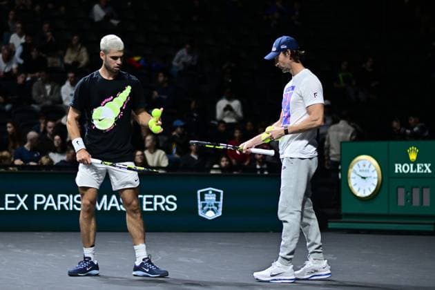 TENNIS : Rolex Paris Masters - Paris - 25 10 2025 Carlos Alcaraz ( Spain ) and Juan Carlos Ferrero ( coach Carlos Alcaraz ) training during the Rolex Paris Masters at Paris La Defense Arena on October 25, 2025 in Nanterre, France. (Photo by Federico Pestellini PSNewz ) ParisFrance  Copyright: xFedericoxPestellinix