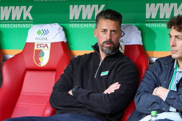 Chef-Trainer Sandro Wagner (FC Augsburg), FC Augsburg vs. RB Leipzig, Fussball, 1. Bundesliga, 8. Spieltag, 25.10.2025 DFB regulations prohibit any use of photographs as image sequences and or quasi-video Augsburg Bayern Deutschland
