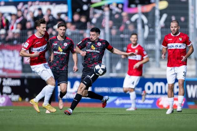 Sascha Eisele, (TSG Balingen, 02), links gegen Adrian Bravo Sanchez (KSV Hessen Kassel, 17), TSG Balingen vs. KSV Hessen Kassel, Fussball, Regionalliga Suedwest, 14. Spieltag, Saison 2025 2026, 25.10.2025, Eibner-Pressefoto Andreas Ulmer TSG Balingen vs. KSV Hessen Kassel, Fussball, Regionalliga Suedwest, 14. Spieltag, Saison 2025 2026, 25.10.2025, Balingen Copyright: xEibner-Pressefoto AndreasxUlmerx EP_AUR