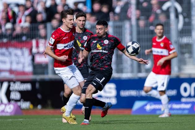 Sascha Eisele, (TSG Balingen, 02), links gegen Adrian Bravo Sanchez (KSV Hessen Kassel, 17), TSG Balingen vs. KSV Hessen Kassel, Fussball, Regionalliga Suedwest, 14. Spieltag, Saison 2025 2026, 25.10.2025, Eibner-Pressefoto Andreas Ulmer TSG Balingen vs. KSV Hessen Kassel, Fussball, Regionalliga Suedwest, 14. Spieltag, Saison 2025 2026, 25.10.2025, Balingen Copyright: xEibner-Pressefoto AndreasxUlmerx EP_AUR