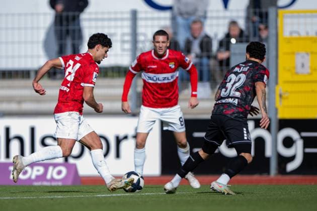 Halim Eroglu, (TSG Balingen, 34) am Fluegel, TSG Balingen vs. KSV Hessen Kassel, Fussball, Regionalliga Suedwest, 14. Spieltag, Saison 2025 2026, 25.10.2025, Eibner-Pressefoto Andreas Ulmer TSG Balingen vs. KSV Hessen Kassel, Fussball, Regionalliga Suedwest, 14. Spieltag, Saison 2025 2026, 25.10.2025, Balingen Copyright: xEibner-Pressefoto AndreasxUlmerx EP_AUR