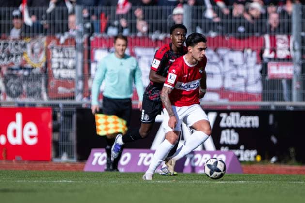 Enrique Katsianas Sanchez, (TSG Balingen , 10) gegen Phineas Bonianga (KSV Hessen Kassel, 11), TSG Balingen vs. KSV Hessen Kassel, Fussball, Regionalliga Suedwest, 14. Spieltag, Saison 2025 2026, 25.10.2025, Eibner-Pressefoto Andreas Ulmer TSG Balingen vs. KSV Hessen Kassel, Fussball, Regionalliga Suedwest, 14. Spieltag, Saison 2025 2026, 25.10.2025, Balingen Copyright: xEibner-Pressefoto AndreasxUlmerx EP_AUR