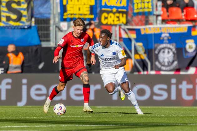 Ingolstadt, Deutschland 25. Oktober 2025: 3. Liga - 2025 2026 - FC Ingolstadt 04 vs. 1. FC Saarbrücken Im Bild: v. li. im Zweikampf Frederik Christensen (FCI) und Abdoulaye Kamara (1.FC) DFB regulations prohibit any use of photographs as image sequences and or quasi-video Audi Sportpark Bayern Copyright: xFotostandx xSchäferx