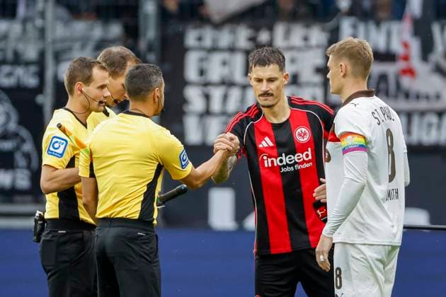 Eric Smith (FC St. Pauli, 08) und Robin Koch (Eintracht Frankfurt, 04) bei der Platzwahl , Deutschland, Fussball, 1. Bundesliga, 8.Spieltag, 2025 2026, Eintracht Frankfurt vs. FC St. Pauli, 25.10.2025, Deutsche-Bank-Park, Frankfurt am Main, Deutschland Frankfurt am Main Deutsche-Bank-Park Hessen Deutschland Copyright: xGrantxHubbsx
