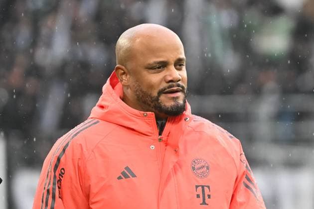 25.10.2025, Fussball: 1. Bundesliga, Saison 2025 2026, 08. Spieltag, Borussia Moenchengladbach - FC Bayern Muenchen im Borussia-Park in Moenchengladbach. Vincent Kompany (FC Bayern Muenchen, Trainer) auf dem Weg zum Interview. Wichtiger Hinweis: Gemaess den Vorgaben der DFL Deutsche Fussball Liga bzw. des DFB Deutscher Fussball-Bund ist es untersagt, in dem Stadion und oder vom Spiel angefertigte Fotoaufnahmen in Form von Sequenzbildern und oder videoaehnlichen Fotostrecken zu verwerten bzw. verwerten zu lassen. Foto: Kirchner-Media Thomas Haesler Copyright: xKirchner-Media ThomasxHaeslerx