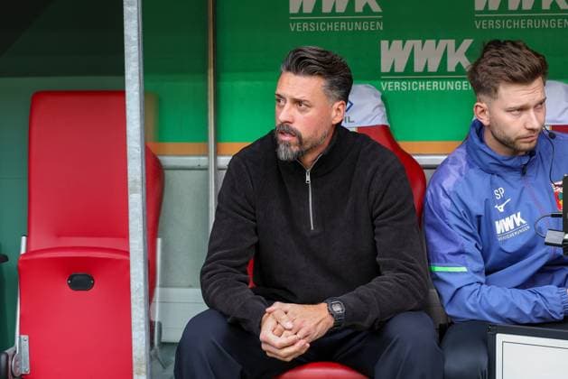 Chef-Trainer Sandro Wagner (FC Augsburg), FC Augsburg vs. RB Leipzig, Fussball, 1. Bundesliga, 8. Spieltag, 25.10.2025 DFB regulations prohibit any use of photographs as image sequences and or quasi-video Augsburg Bayern Deutschland