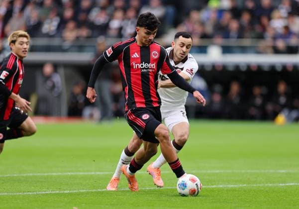 25.10.2025, Fussball Bundesliga, Eintracht Frankfurt - FC St. Pauli, v.l., Can Uzun (Eintracht Frankfurt), Manolis Saliakas (FC St. Pauli) DFL DFB REGULATIONS PROHIBIT ANY USE OF PHOTOGRAPHS AS IMAGE SEQUENCES AND OR QUASI-VIDEO. xdcx Copyright: HMBxMedia Claus