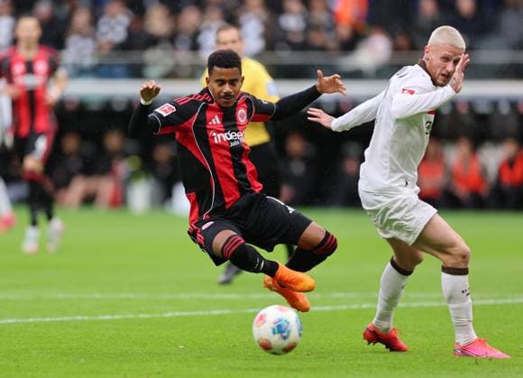 25.10.2025, Fussball Bundesliga, Eintracht Frankfurt - FC St. Pauli, v.l., Ansgar Knauff (Eintracht Frankfurt), Louis Oppie (FC St. Pauli) DFL DFB REGULATIONS PROHIBIT ANY USE OF PHOTOGRAPHS AS IMAGE SEQUENCES AND OR QUASI-VIDEO. xdcx Copyright: HMBxMedia Claus