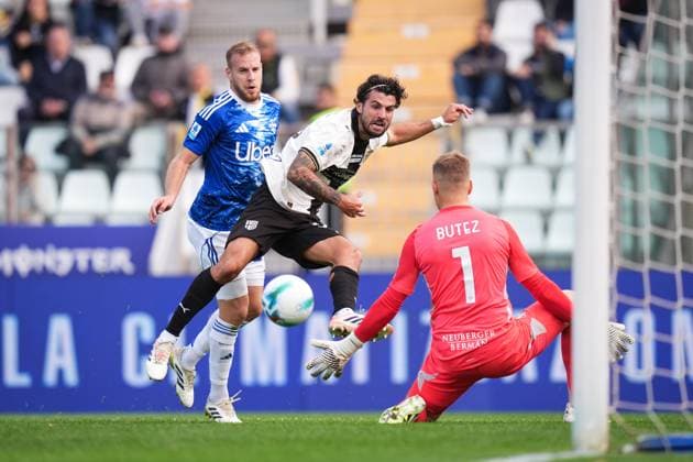 Parma s Patrick Cutrone fights for the ball with ComoÕs Ivan Smolcic and ComoÕs goalkeeper Jean Butez during the Serie A soccer match between Parma and Como at Ennio Tardini Stadium in Parma, North Italy, Saturday, October 25, 2025. Soccer  Copyright: xMassimoxPaolone LaPressex