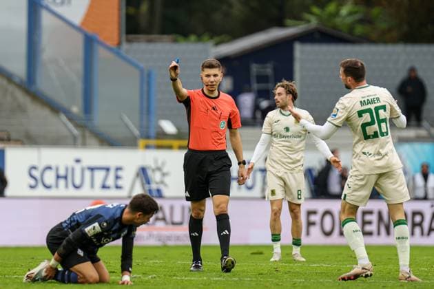 Der unparteiische leitete eine gute Partie beim SV Waldhof Mannheim - 1860 München am 25.10.25 in Carl Benz Stadion, Mannheim xamx Foto: Alfio Marino